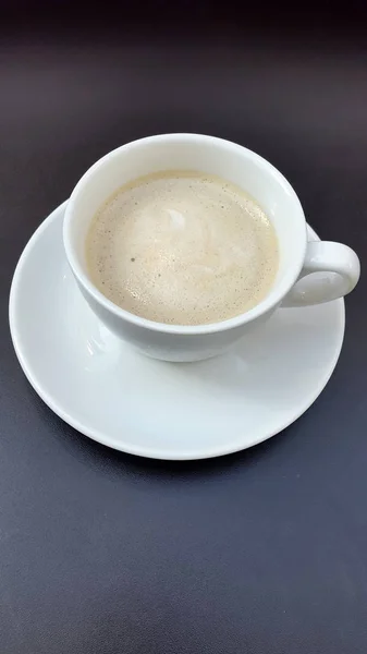Filiżanka Kawy Biała Filiżanka Kawy Ciemnym Tle — Zdjęcie stockowe