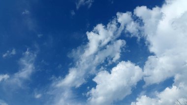 Bulutlar. Gökyüzü. Arka plan bulut. Mavi gökyüzü üzerinde ışık beyaz bulutlar