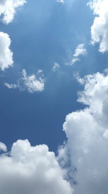 Bulutlar. Gökyüzü. Arka plan bulut. Mavi gökyüzü üzerinde ışık beyaz bulutlar