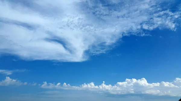 Chmury Niebo Tle Chmury Światło Białe Chmury Niebie — Zdjęcie stockowe