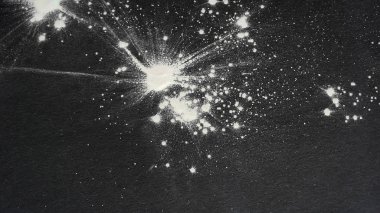 Lekeler. Arka planda görüldü. Yüzeyde lekeler var. Soyut taşra