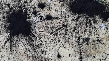 Lekeler. Arka planda görüldü. Yüzeyde lekeler var. Soyut taşra