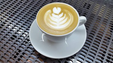 Bir fincan kahve. Demir ızgarada beyaz bardak. Cafe için pankart. İpucu