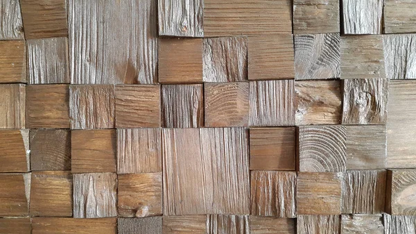 Drewna. Drewniana dekoracja. Ściana ozdobiona jest drewnianymi sześcianami. Cr — Zdjęcie stockowe