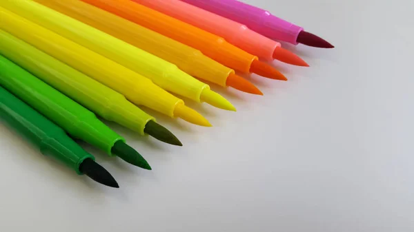 Маркеры. Цветные маркеры. Многоцветные войлочные ручки на белом бэкгре — стоковое фото