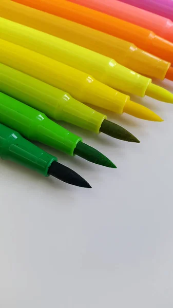 Маркеры. Цветные маркеры. Многоцветные войлочные ручки на белом бэкгре — стоковое фото