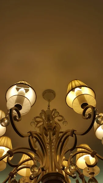 Lustre. Lampe. Lampe classique. Style classique. Style classique cha — Photo