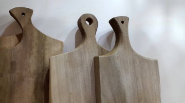 Beyaz arka planda bir bıçakla tahta kesme tahtası.