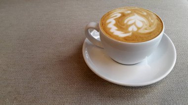 Tahta bir masada bir fincan kahve.