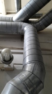Fabrikadaki borular ve vanalar.
