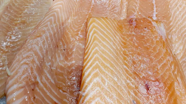 Tahtada çiğ somon filetosu var.