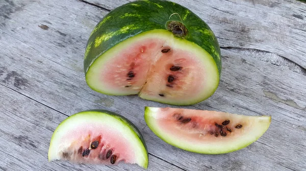 Verse Rijpe Watermeloen Houten Ondergrond — Stockfoto