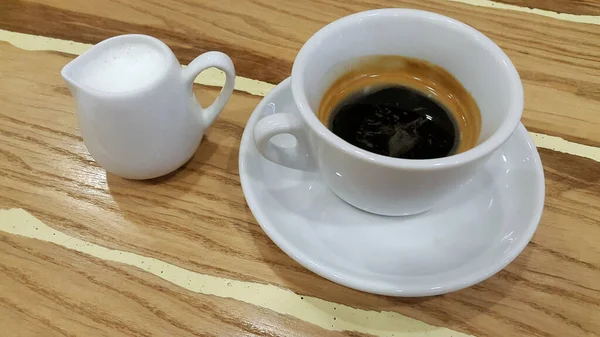 Tahta masada bir fincan kahve.