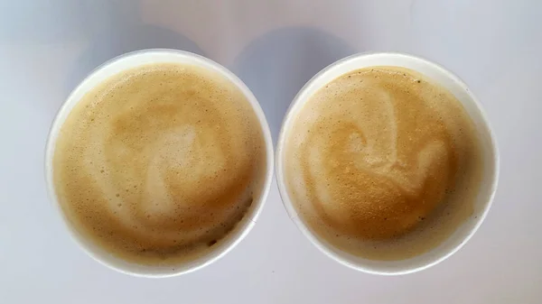 Draufsicht Auf Die Tasse Kaffee Auf Dem Tisch — Stockfoto