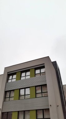 Modern bina. Gökyüzüne karşı inşa etmek