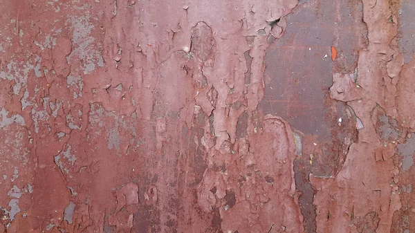 皮をむいてる 赤い塗料を剥離と金属板 ヴィンテージバック — ストック写真