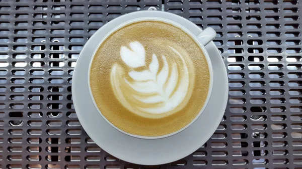 Bir Fincan Kahve Demir Izgarada Beyaz Bardak Cafe Için Pankart — Stok fotoğraf