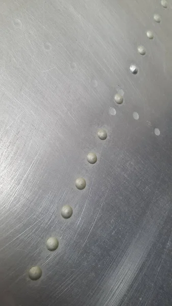 알루미늄 리벳으로 물기를 금속판 — 스톡 사진