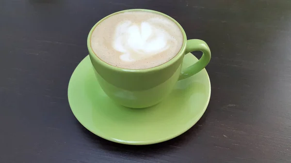 Una Taza Café Una Taza Café Verde Sobre Fondo Oscuro — Foto de Stock