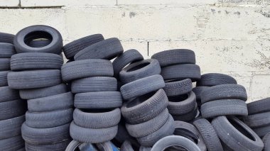 Eski araba lastikleri. Eski araba lastikleri yığını. Sanayi geçmişi