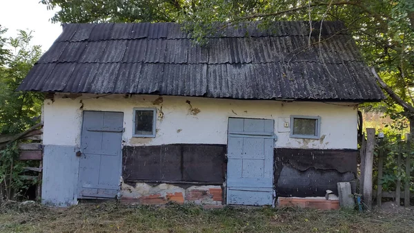 放棄された廃墟古い伝統的なスタイルの建築木造キャビン小屋 — ストック写真
