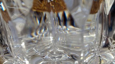 Bükülmüş camların bulanık fotoğrafı. Kavisli cam yüzeyi. Soyut arkaplan