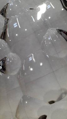 Bükülmüş camların bulanık fotoğrafı. Kavisli cam yüzeyi. Soyut arkaplan