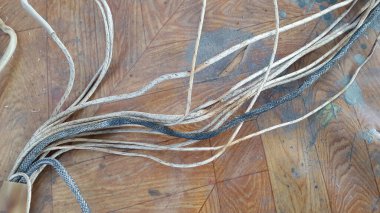 Kablolar. Karışık eski kablolar. İzole edilmiş kablolar