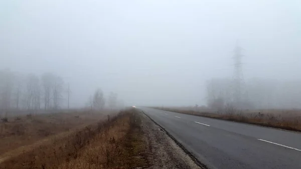 多雾的路晨雾中的汽车路 多雾的早晨 — 图库照片