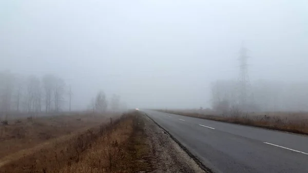 霧の道だ 朝の霧の中で車の道路 霧の朝 — ストック写真