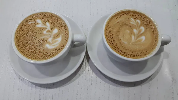 Gebrühter Kaffee Porzellantasse Mit Kaffee Vorhanden Heißes Kaffeetrinken — Stockfoto