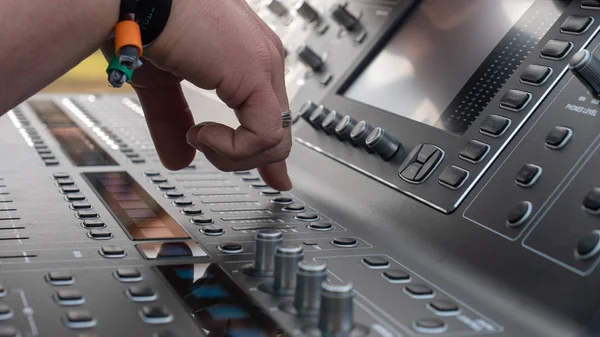 Ingeniero Sonido Preparando Consola Mezcla Audio Digital — Foto de Stock