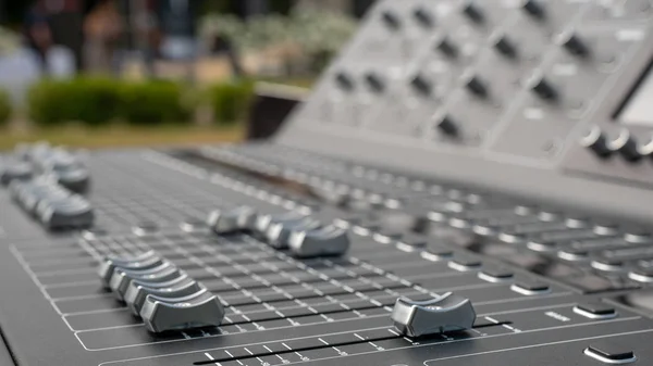 Açık hava olayında ses karıştırma konsolu