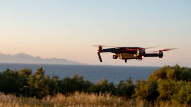 Zakynthos, Yunanistan Coast'ta hovering küçük casus uçak