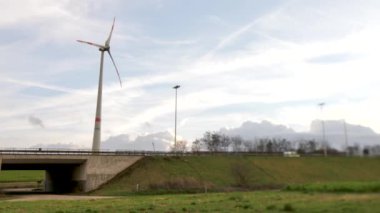 bir köprüden dönen rüzgar türbini