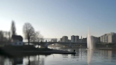 Balıkçılar bir kanalında bir şehir silüeti