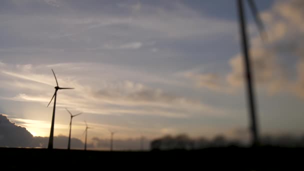 在日落的天空中旋转的风力涡轮机 — 图库视频影像