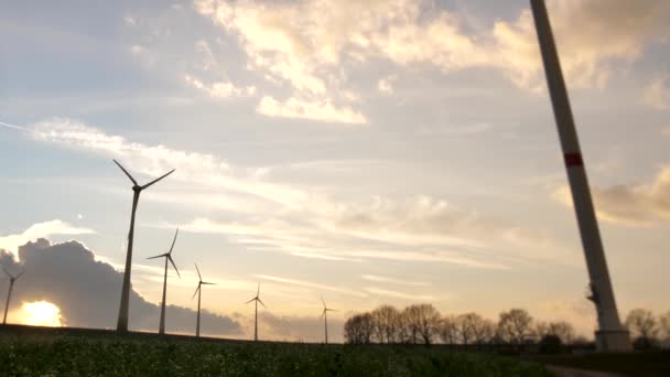 Ветряные Турбины Вращаются Красивом Небе — стоковое видео