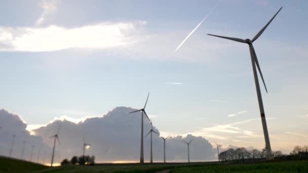 Éoliennes Tournant Dans Ciel Magnifique — Video