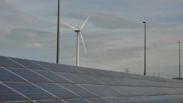 Painéis Solares Com Turbina Eólica Fundo — Vídeo de Stock