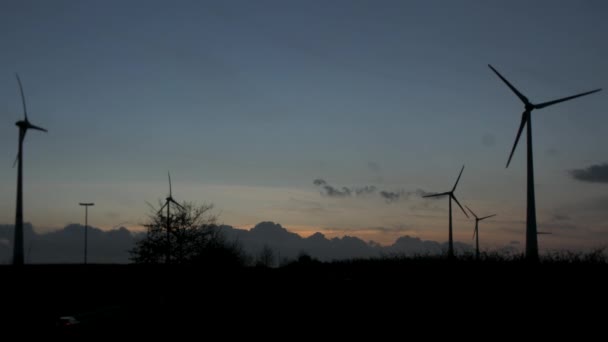 Gruppe Von Windkraftanlagen Bei Sonnenuntergang — Stockvideo