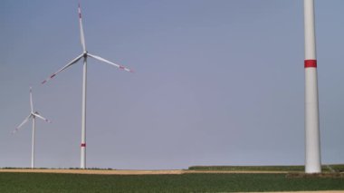 bir tarım alanına dönen rüzgar türbinleri