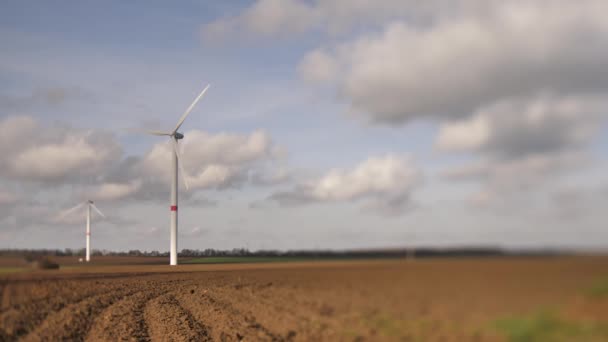 Vindkraftverk Jordbruksområdet Roterande — Stockvideo