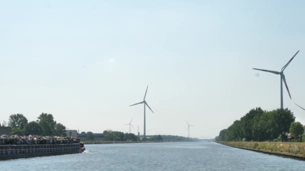 Lastkahn Auf Einem Kanal Mit Windrädern Hintergrund — Stockvideo