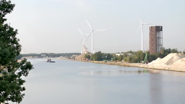 Pråm Vid Kanal Med Vindkraftverk Bakgrunden — Stockvideo