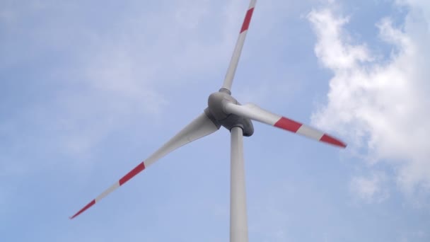 Turbina Eólica Girando Céu Claro Com Algumas Nuvens — Vídeo de Stock