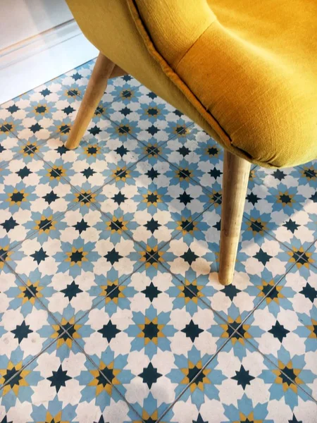 sarı sandalye ile geometrik desenli fayans