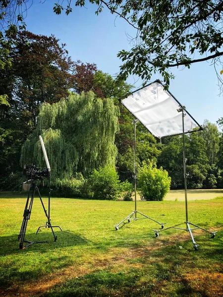 bir parkta belirlenen açık hava televizyon röportajı