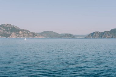 Marmaris, Türkiye - Haziran 2018 yaklaşık: görünüm Akdeniz ve küçük adalar ve tepeler üzerinden sahil, Marmaris Türk Rivierası.