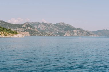 Marmaris, Türkiye - Haziran 2018 yaklaşık: görünüm Akdeniz ve küçük adalar ve tepeler üzerinden sahil, Marmaris Türk Rivierası.